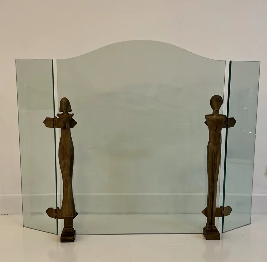 kaminfassade mit stilisierten figuren und glas