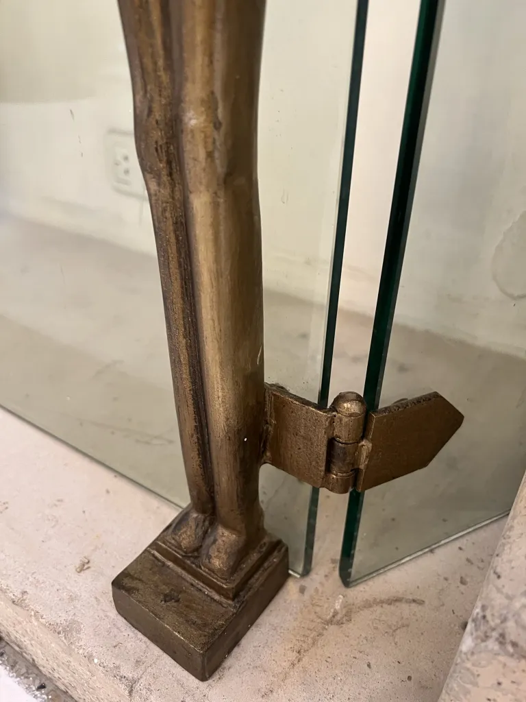 Kaminfassade mit künstlerischer Figur und antiken Details