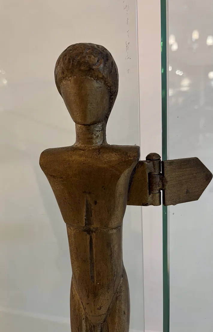 façade de cheminée ancienne, figure sculpturale, Alberto Giacometti, dans un cadre décoratif