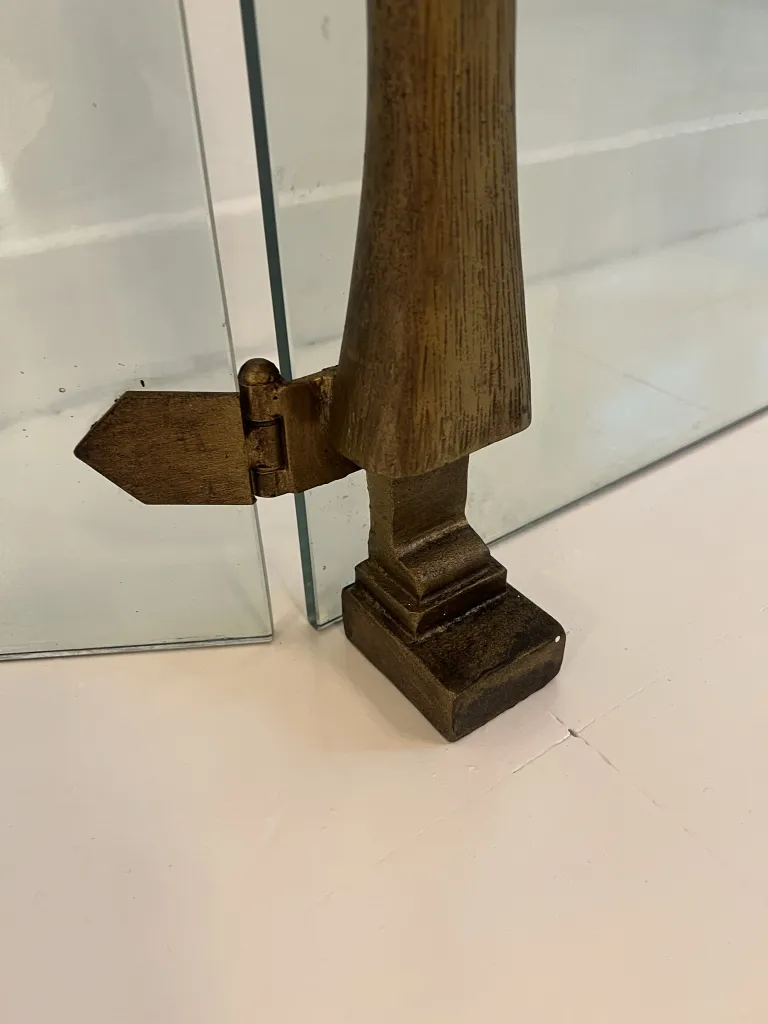 detalhe de um frente de lareira antigo de Alberto Giacometti com suporte de metal