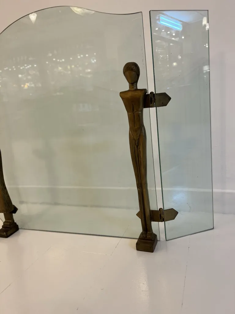 frente de lareira antiga com design elegante e figura de alberto giacometti, em um ambiente aconchegante
