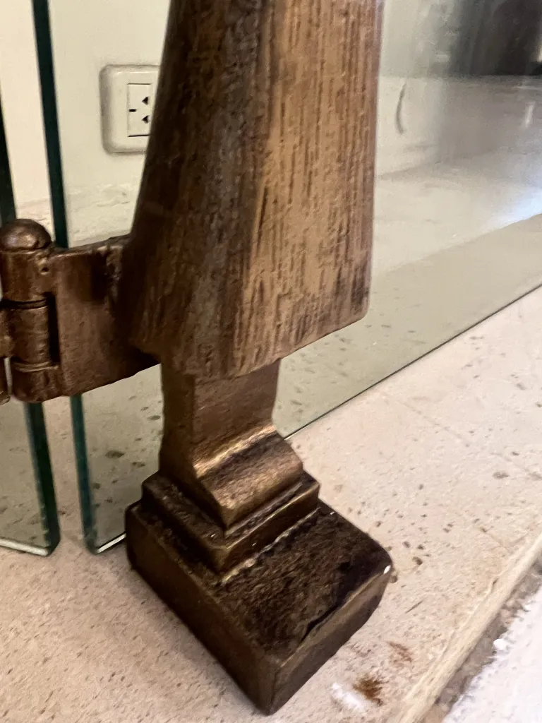 Frente de chimenea antiguo con detalles en bronce y vidrio