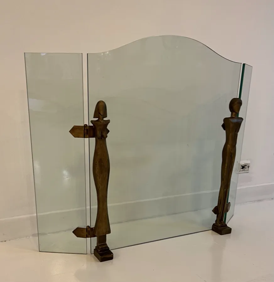 frente de lareira antigo com painel de vidro e figuras aladas