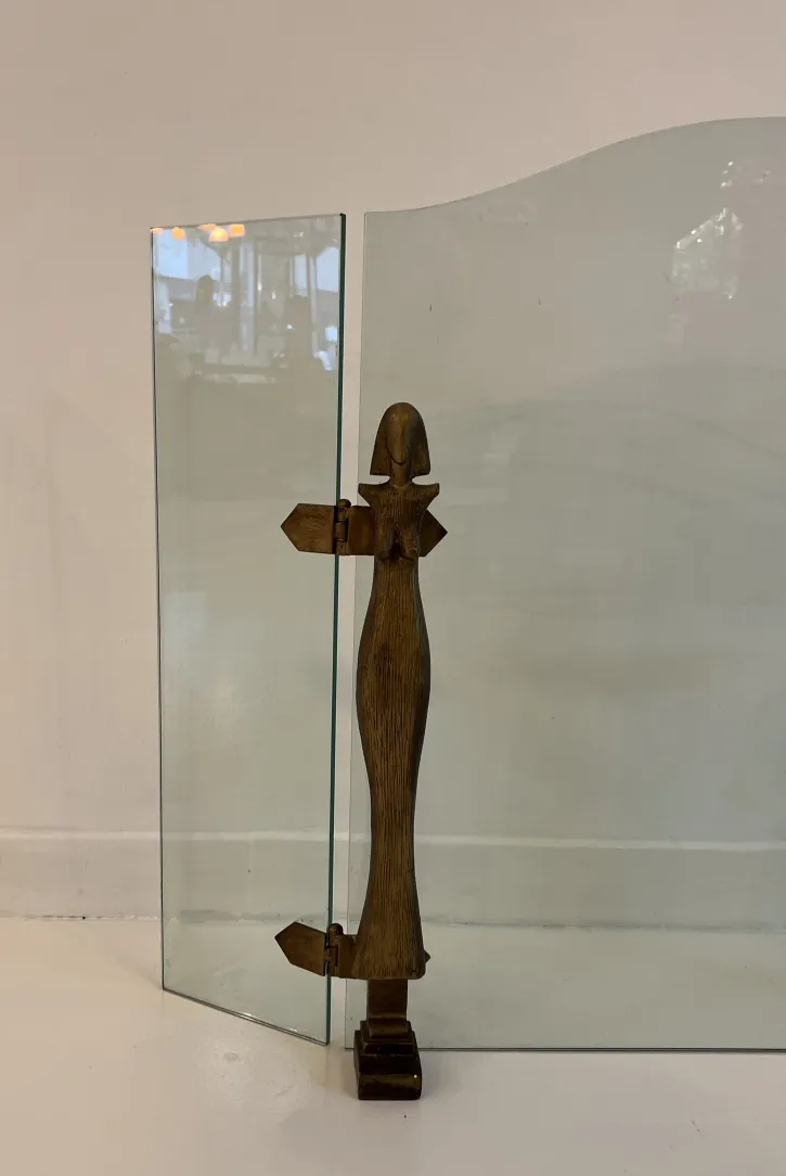 antike Kaminfassade mit dekorativer Figur, eleganter Rahmen