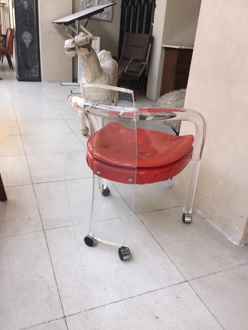 Quatre fauteuils anciens colorés dans un cadre accueillant