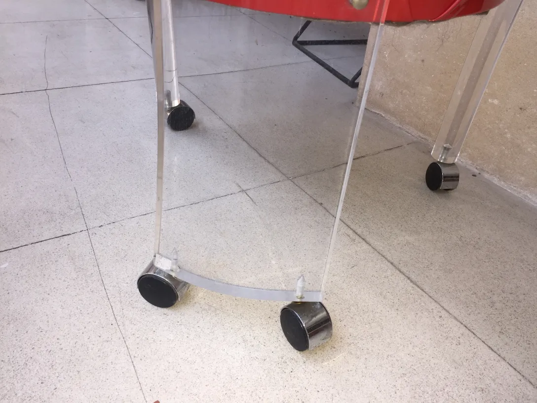 Quattro poltrone antiche con ruote, perfette per l'arredo