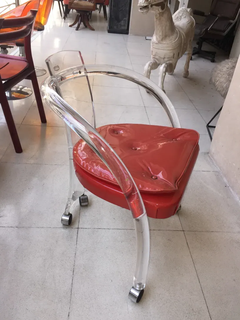 Quatro poltronas antigas com design distinto em um ambiente acolhedor.