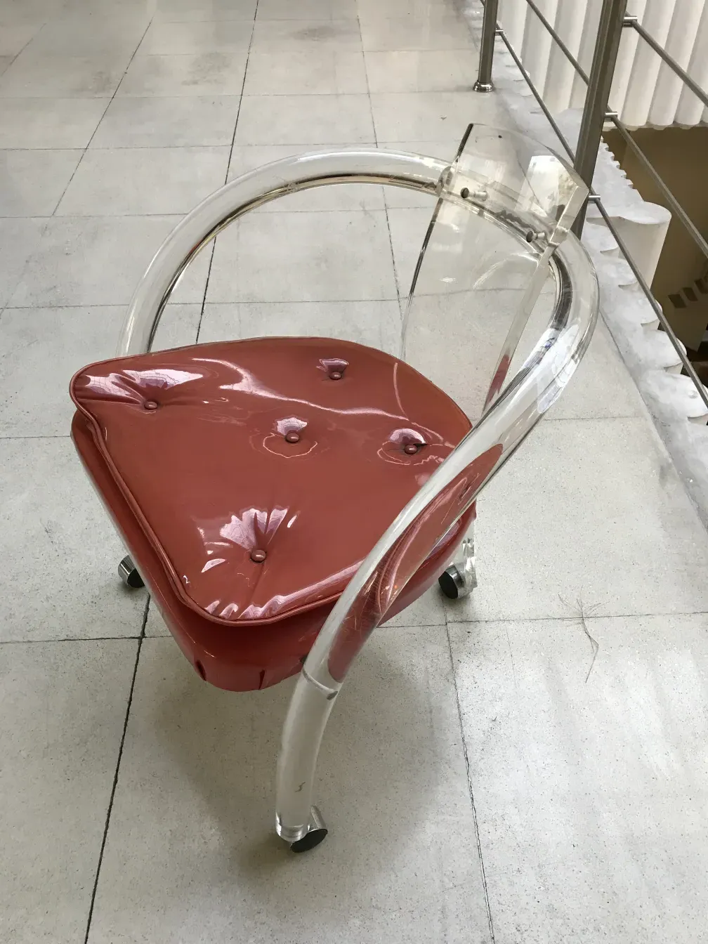 Quatre fauteuils antiques avec un design unique et attrayant dans un cadre élégant.