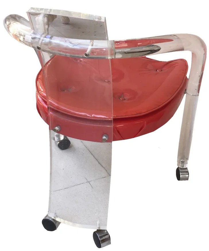 Cuatro sillones antiguos rojos con detalles transparentes, ambiente neutro.