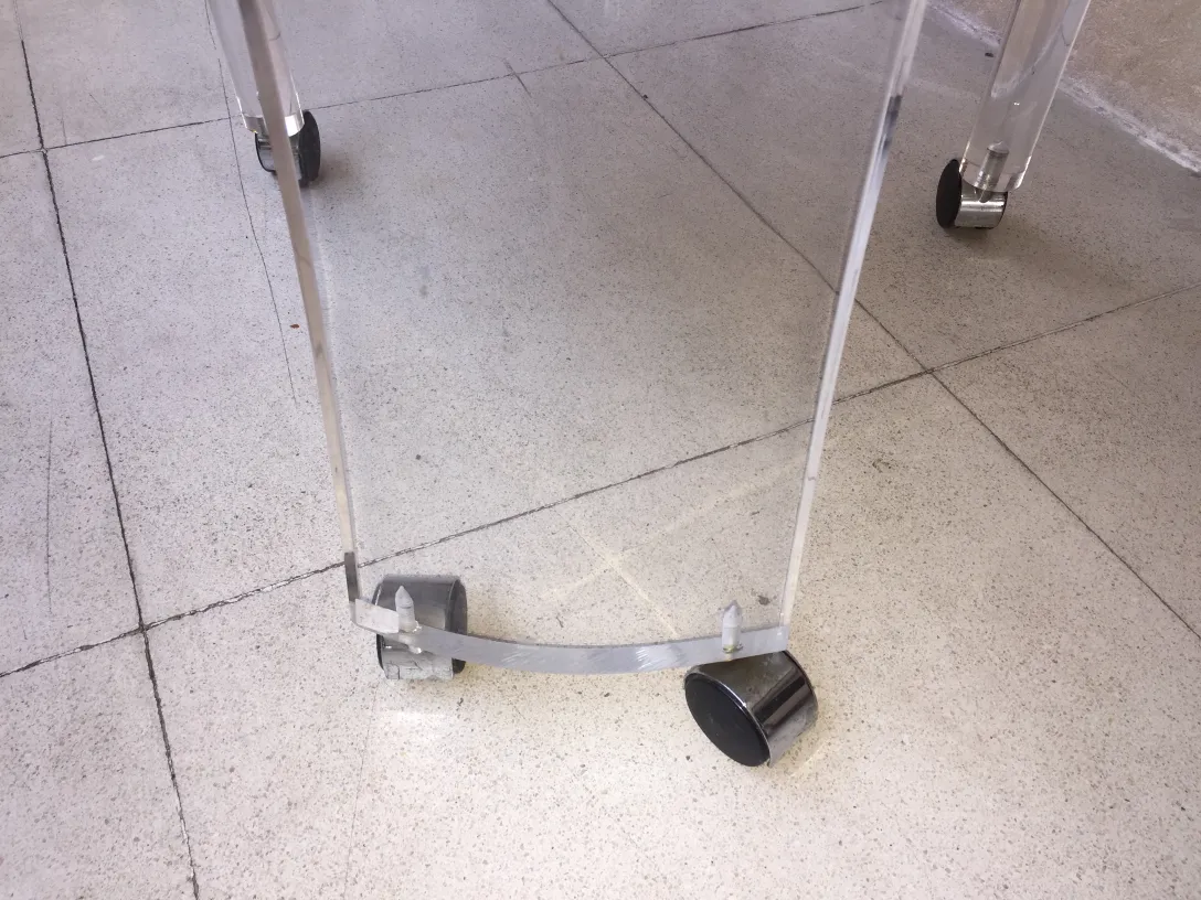 detalhe de uma poltrona antiga com rodas, fundo neutro