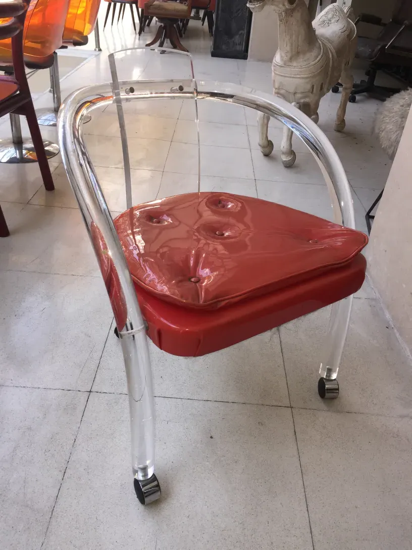 Cuatro sillones antiguos con un diseño vibrante en un ambiente acogedor