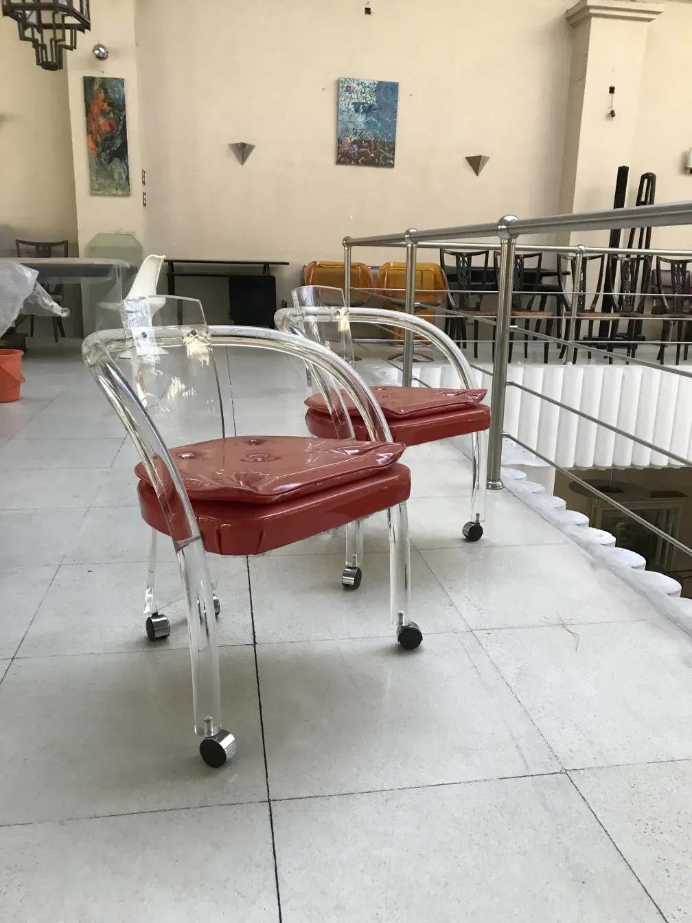 4 sillones antiguos en un ambiente moderno con ruedas