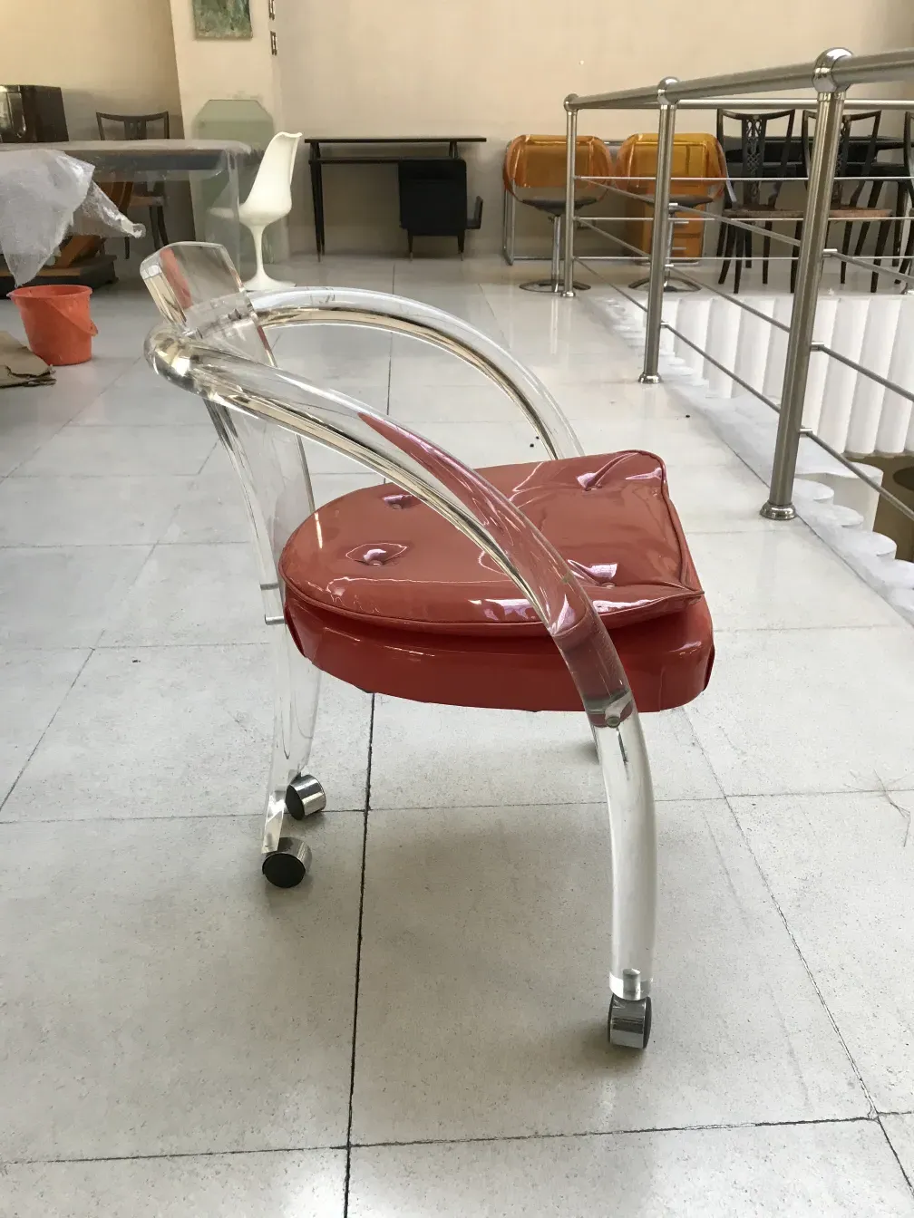 肘掛け椅子 4脚、ユニークなデザインが特徴的な快適な空間で