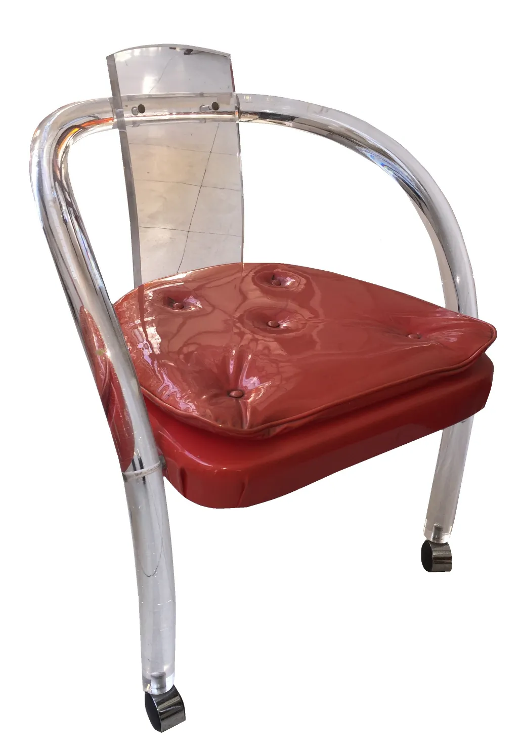 Quatro poltronas antigas com design distinto e cor vermelha