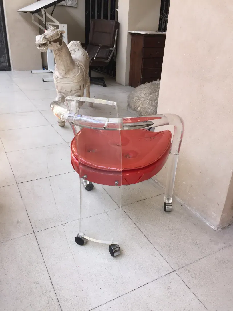 Quatre fauteuils anciens avec un design attrayant dans un cadre décoratif.