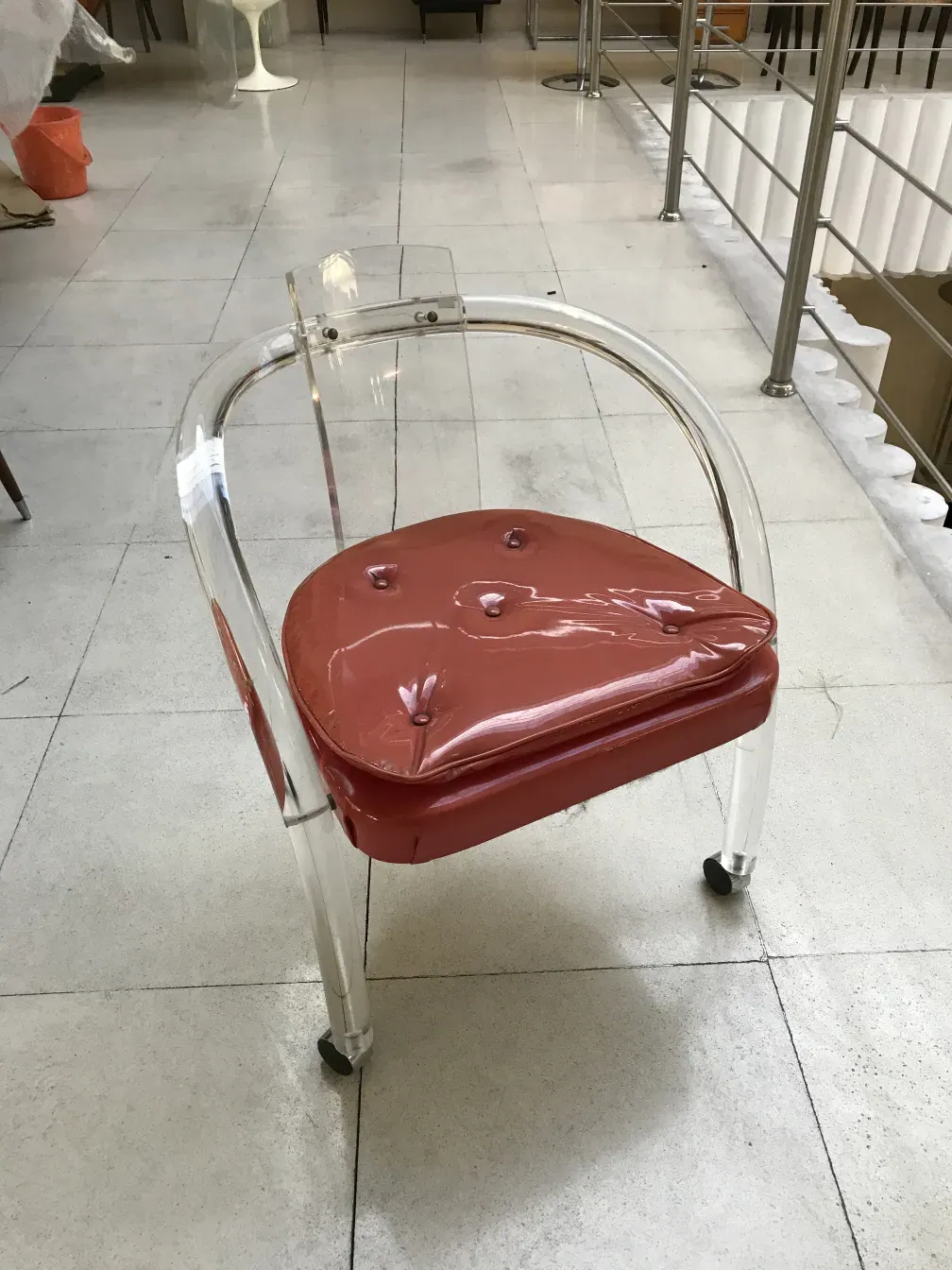 Quatre fauteuils anciens avec des coussins rouges sur un fond clair