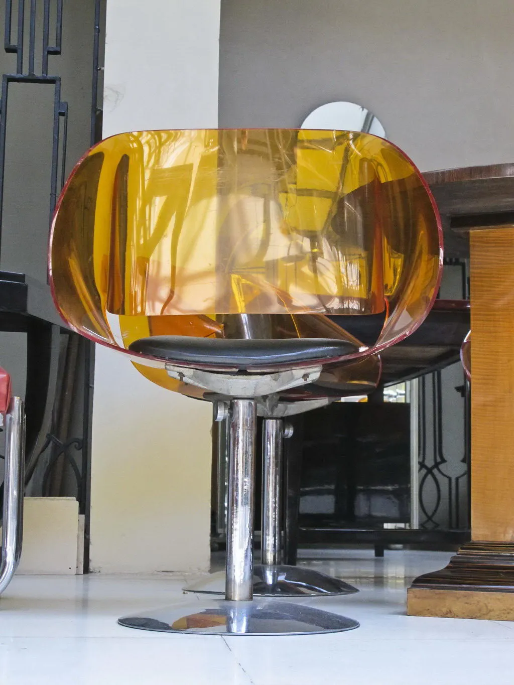 كراسي قديمة ملونة في بيئة مريحة