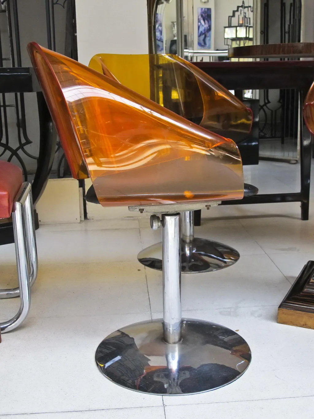 Cuatro sillas antiguas de diseño estilizado en una habitación