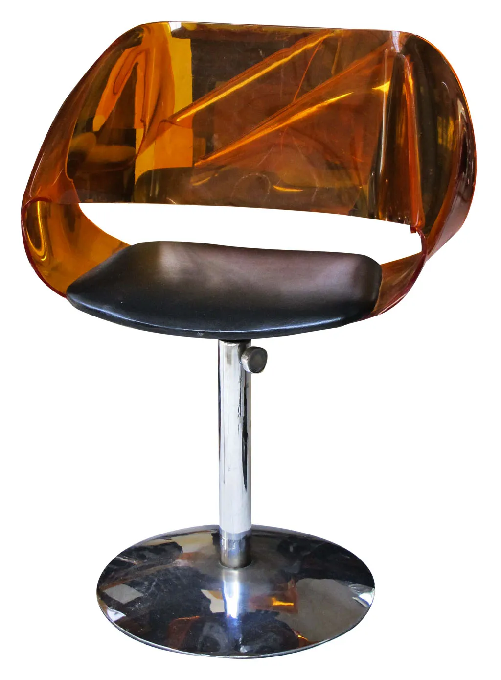 Четыре антикварных стула с красочным дизайном в элегантной обстановке.