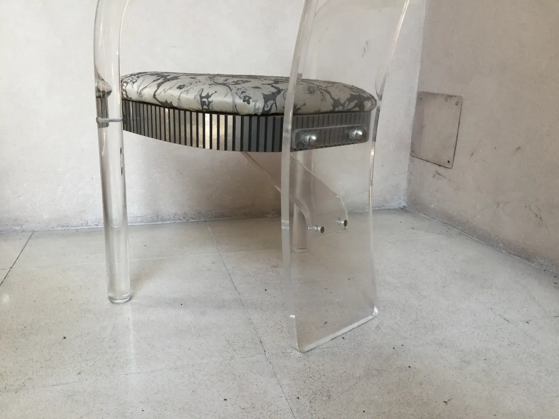 ensemble de chaises et fauteuils anciens dans un cadre classique