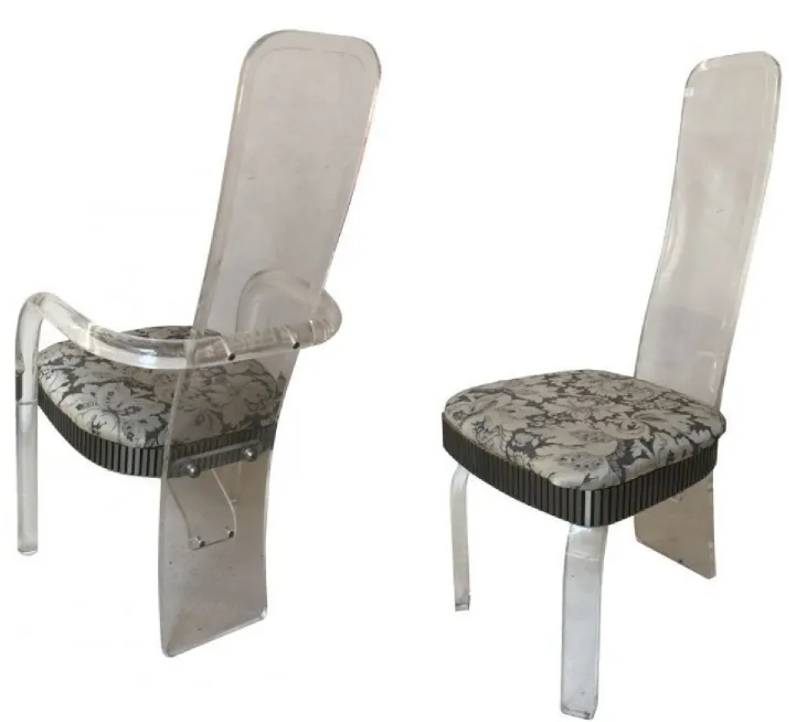 Quatre chaises et deux fauteuils, style ancien, avec rembourrage détaillé.