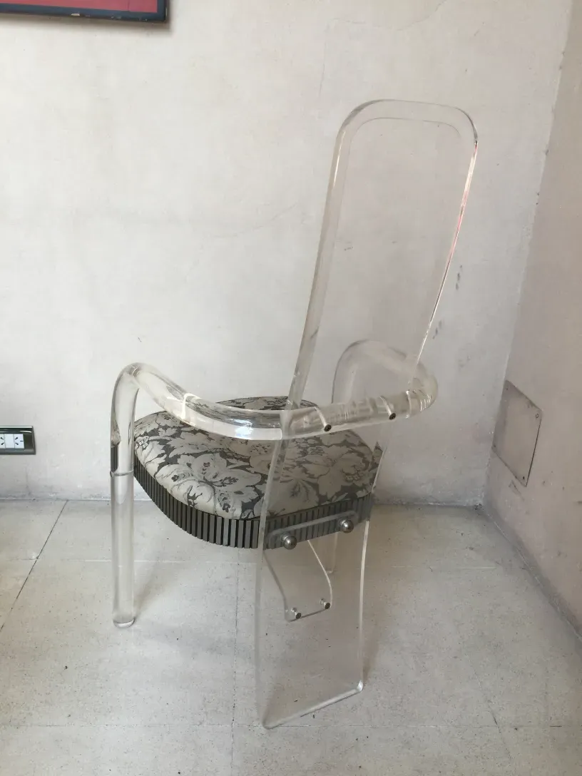 vier antike Stühle und zwei Sessel mit einzigartigem Design