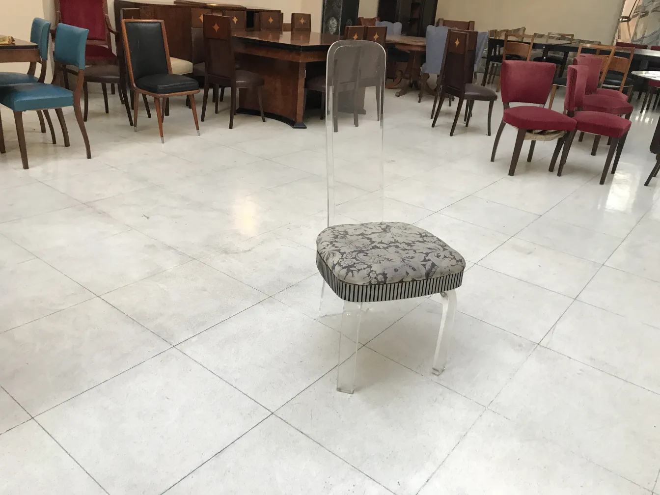 antiguidades com 4 cadeiras e 2 poltronas em um ambiente decorativo