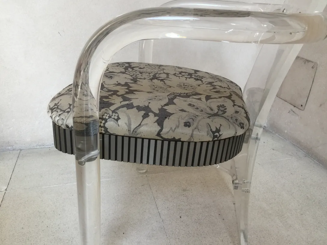 4 chaises anciennes et 2 fauteuils décoratifs avec coussins