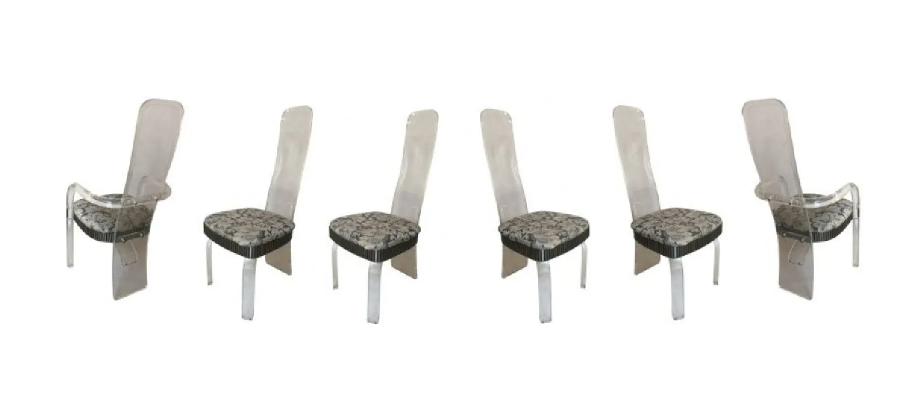 conjunto de 4 cadeiras e 2 poltronas antigas em um ambiente acolhedor