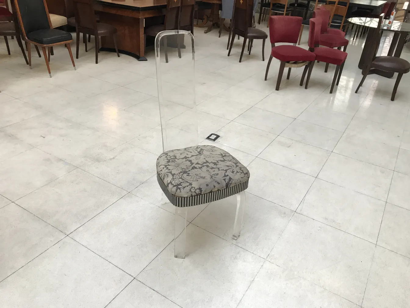 4 sedie e 2 poltrone antiche in un ambiente classico