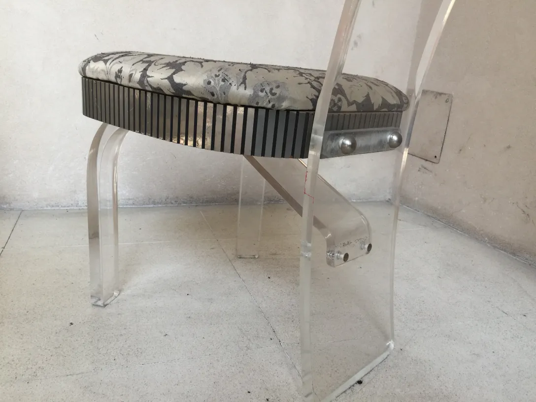 4 पुरानी कुर्सियां और 2 आरामदायक आर्मचेयर एक सुखद माहौल में