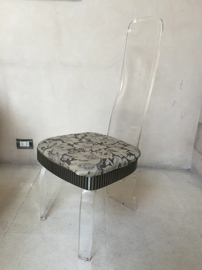 4 chaises décoratives au design ancien et 2 fauteuils dans un environnement neutre