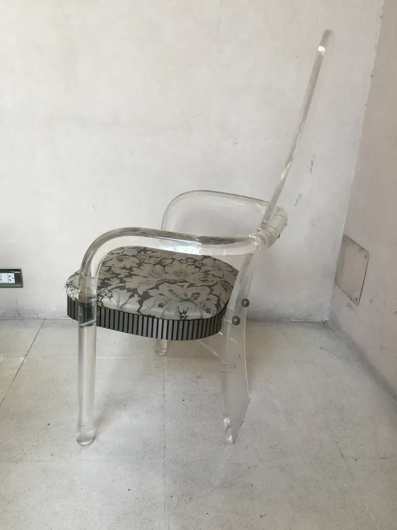 4 sillas y 2 sillones antiguos, con diseño atractivo, en un ambiente elegante