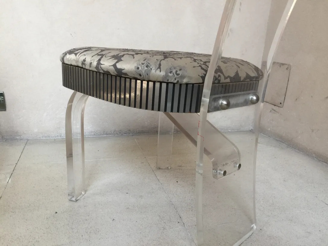 독특한 디테일을 가진 고전적인 의자 4개와 안락의자 2개, 세련된 환경에서.