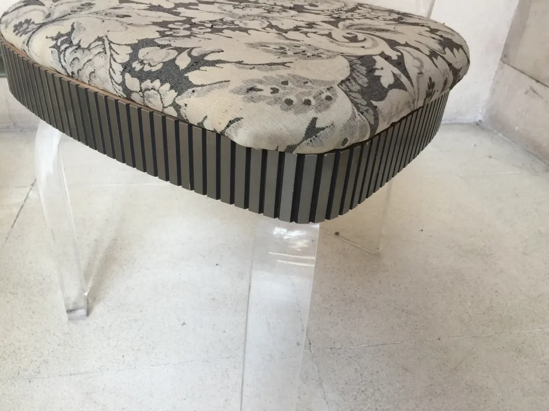 antike 4 Stühle und 2 Sessel mit einzigartigem Design in einer gemütlichen Umgebung