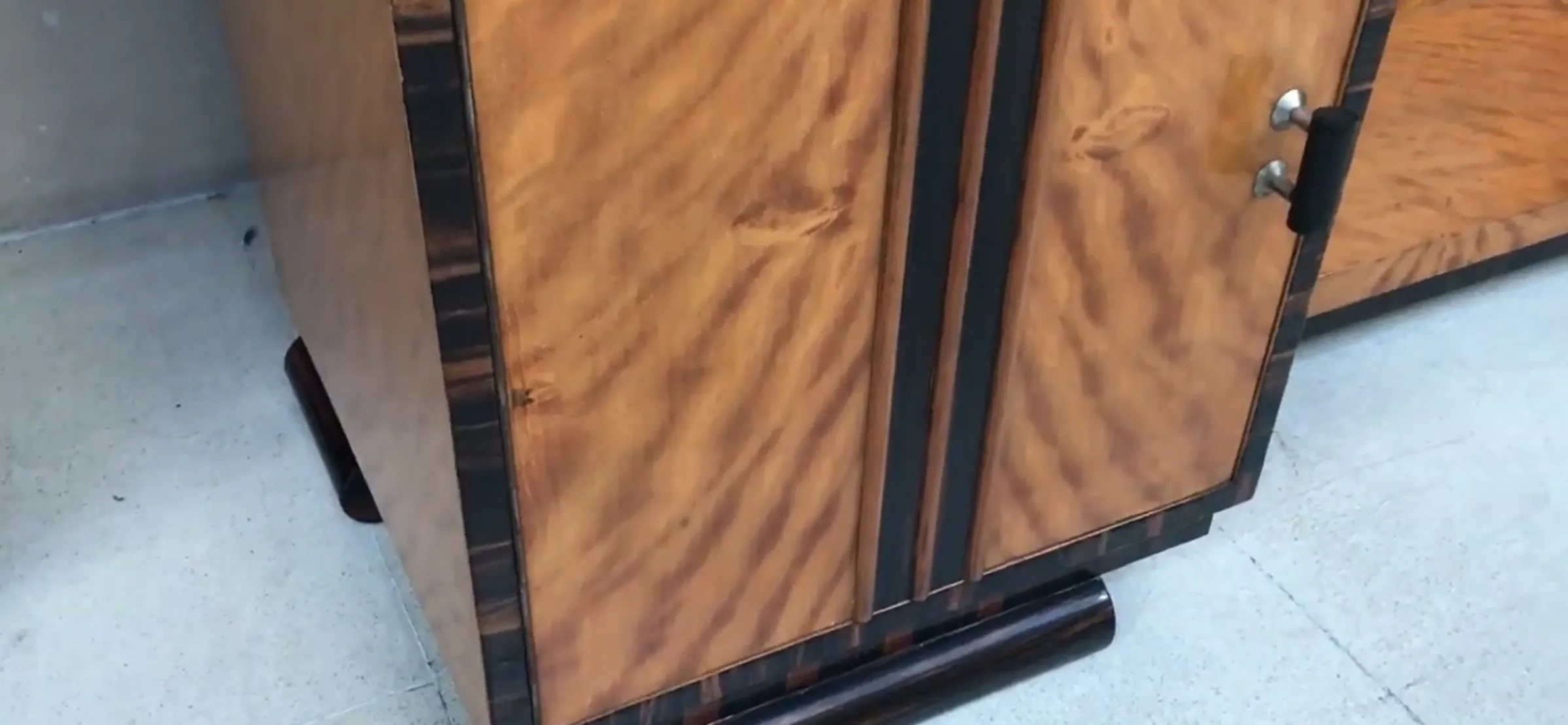 古董梳妆台，优雅的细节和艺术装饰细节，放在复古环境中。