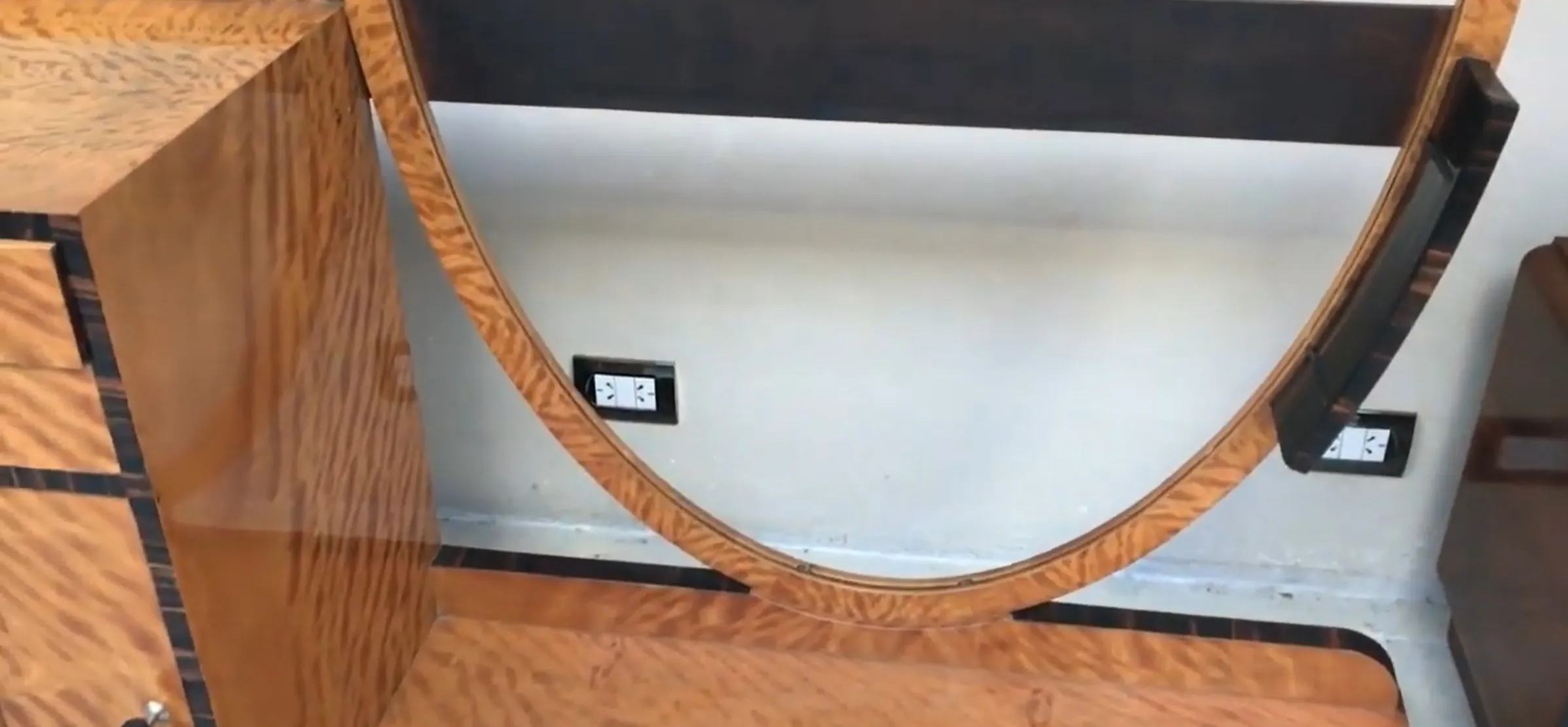 toeletta antica con grande specchio e design elegante