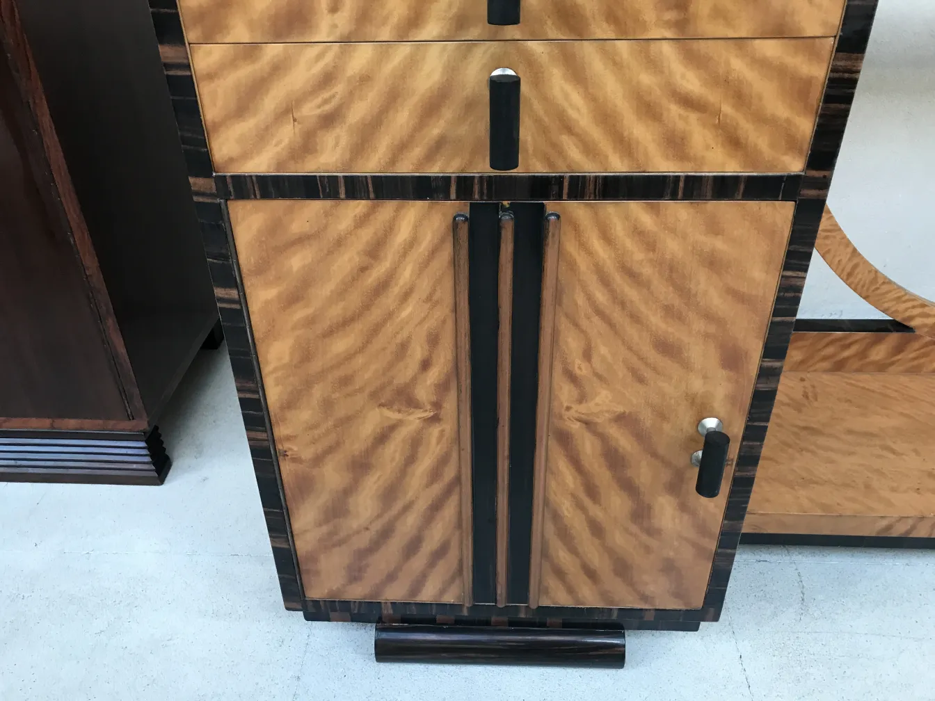 tocador antiguo art deco con una hermosa superficie