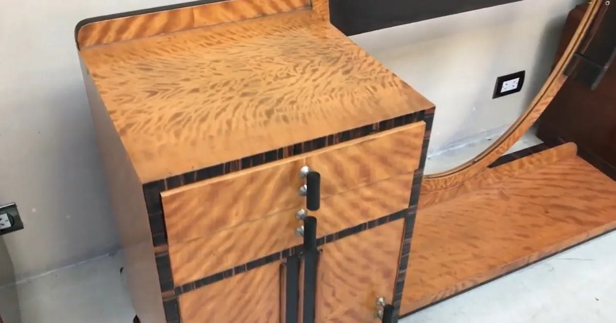 Antiker art-deko schminktisch mit eleganten details und spiegeln