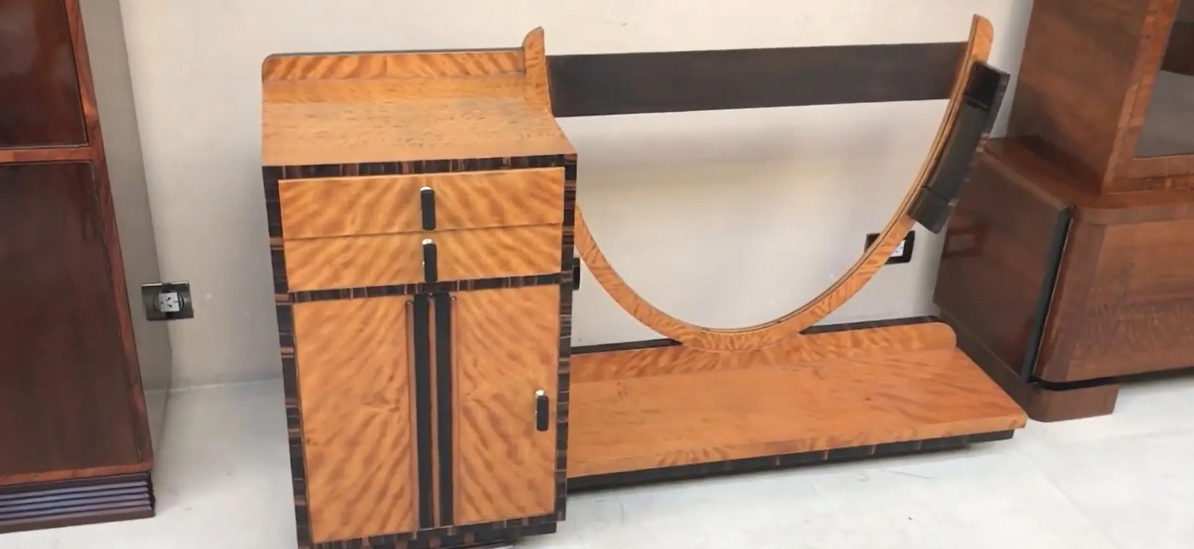 古典梳妆台与优雅的木质细节，时尚的氛围