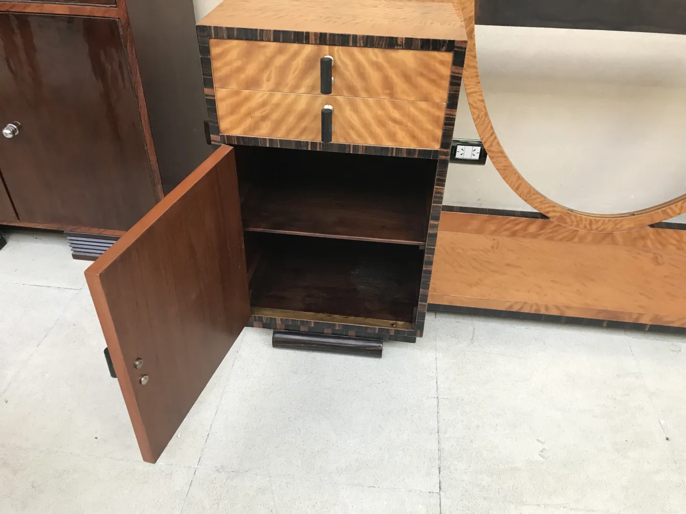 toeletta antica art deco con due cassetti e un compartimento