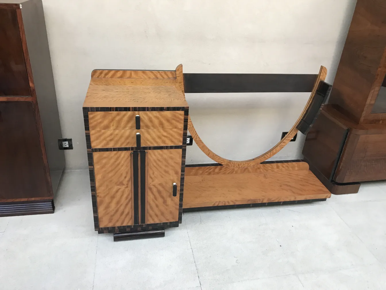 Boudoir ancien avec des formes élégantes et des détails distincts dans un cadre chic.