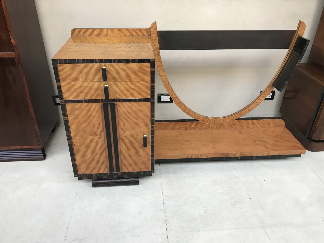 tocador art-deco antigo com espelho e gavetas