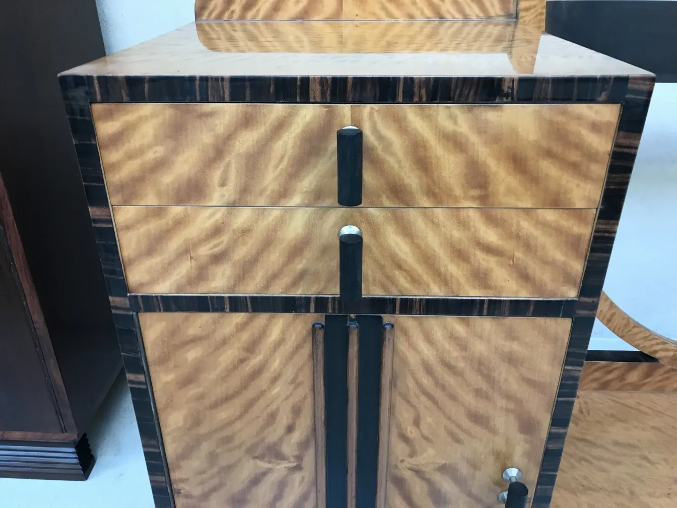 Una toeletta antica in stile Art Deco con finiture elaborate e due cassetti.