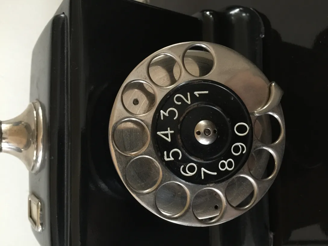 Telefone antigo com disco visível