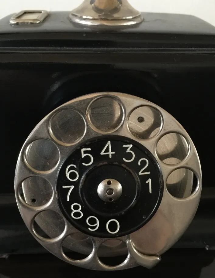 Telefone antigo com disco, fundo escuro