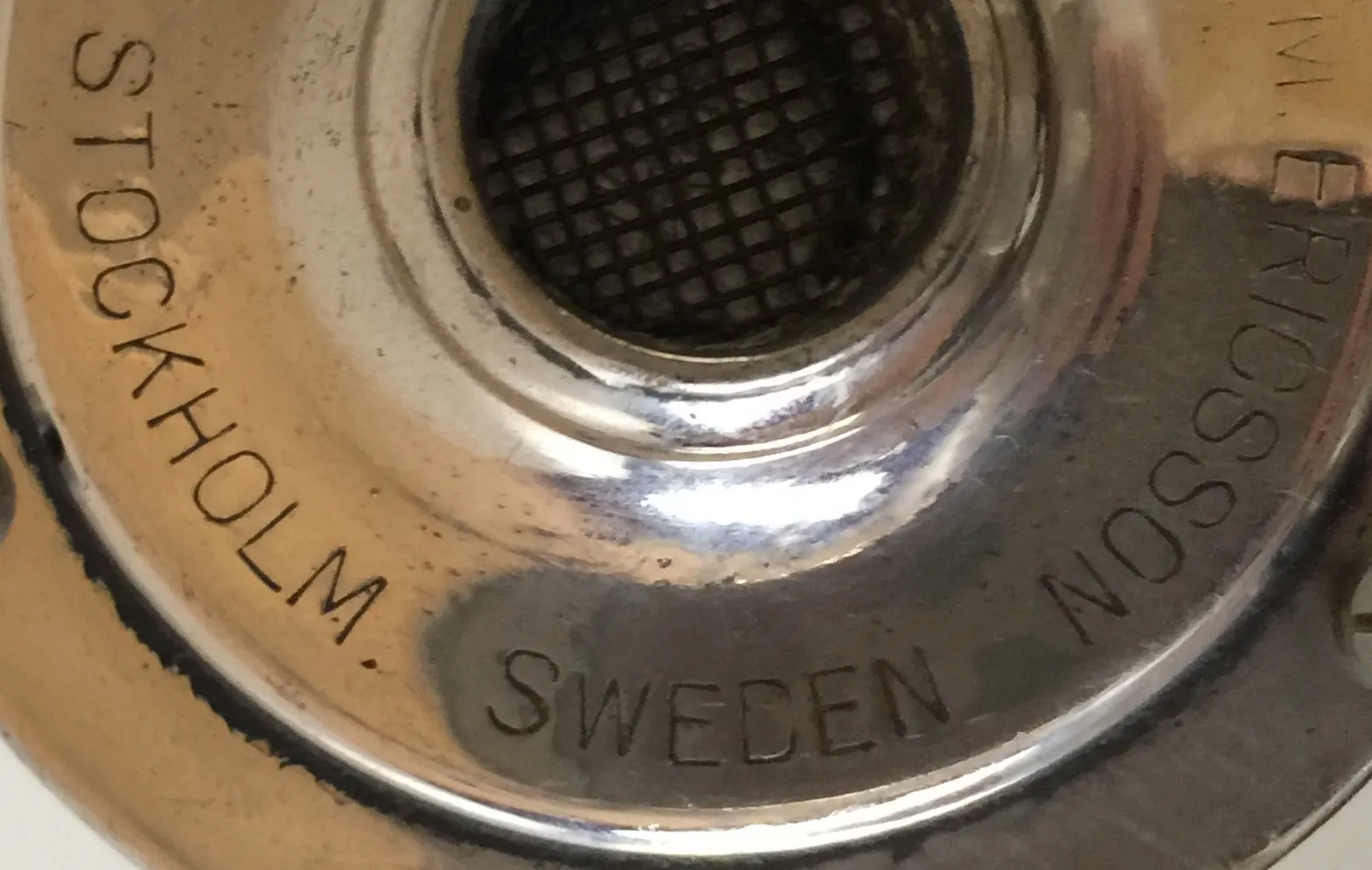 détail d'un téléphone ancien Ericsson avec marquage