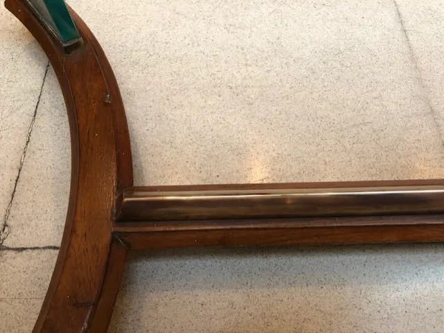 Vue des détails d'une table ancienne pour 8 personnes