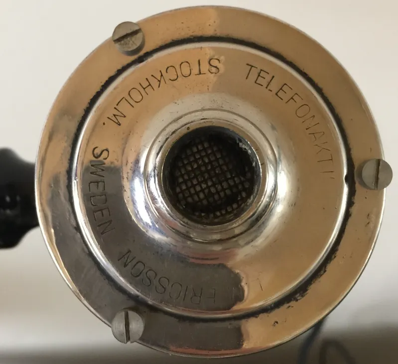 ancien téléphone de fricsson avec des détails en métal