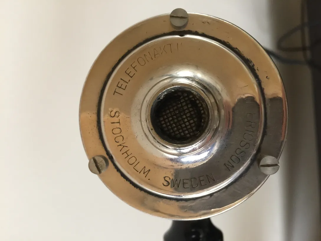 Téléphone ancien Ericsson avec détails sur le dessus.